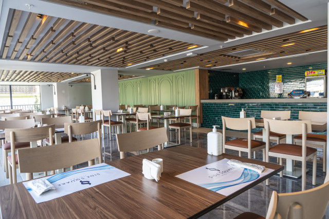 Side Square Hotel - restaurant (Photo 2)