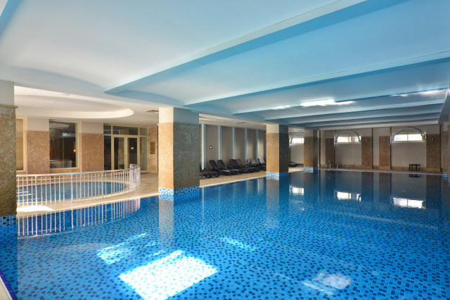 Side Crown Palace - hallenbad (Photo 1)