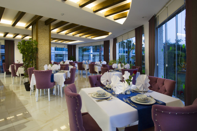 Sun Club Side - restaurant drinnen (Photo 7)