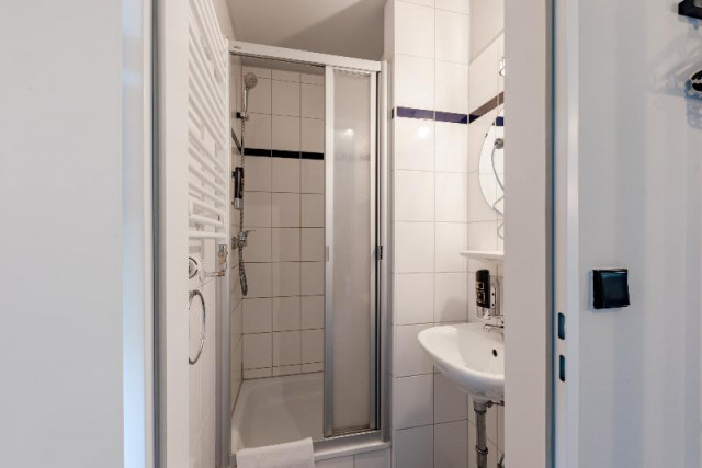 a&o Hamburg City - wohnbeispiel bad (Photo 2)