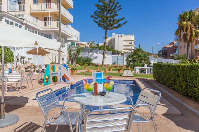 Amic Horizonte - pool cocktail (Photo 1)