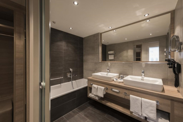 Wyndham Grand Salzburg Conference Center - wohnbeispiel bad (Photo 3)